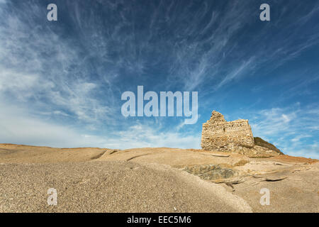 Zerstörten genuesischen Turm mit Blick auf das Mittelmeer auf Felsen am Punta Caldanu in der Nähe von Lumio in Balagne Region Korsika Stockfoto