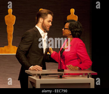 15. Januar 2015 - Los Angeles/Beverly Hills, Kalifornien, US - Schauspieler Chris Pine und Akademie Präsident Cheryl Boone auf der Bühne mit zwei großen Nominierungen Division am Donnerstagmorgen. Kiefer und Boone sprach kurz vor der Abreise der Etappe am Donnerstag Morgen.---der Academy of Motion Picture Arts and Sciences angekündigt die Oscar-Nominierungen für das Jahr 2015 am Donnerstag Morgen, 15. Januar 2015 im Samuel Goldwyn Theatre in Los Angeles. Film Directors Alfonso Cuarón zusammen mit JJ Abrams kündigte Divison eine technische Nominierungen genau auf 17:30 Uhr PST. Schauspieler Chris Pine zusammen mit MP Stockfoto