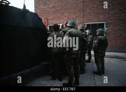 BELFAST, NORDIRLAND - MAI 1973. Britische Armeesoldaten beobachten hinter Sarazenen Mannschaftswagen Vorfall während der Unruhen, Nordirland. Stockfoto