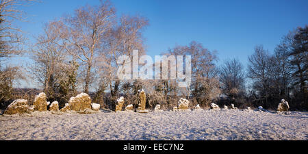 Die Rollright Stones im Schnee im Winter überdacht. Oxfordshire, England. Panorama Stockfoto