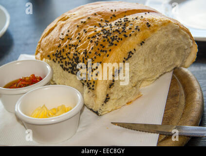 Hausgemachtes Brot Brot verbreiten Spicy in Töpfchen - Vorspeise, Frühstück oder snack Stockfoto