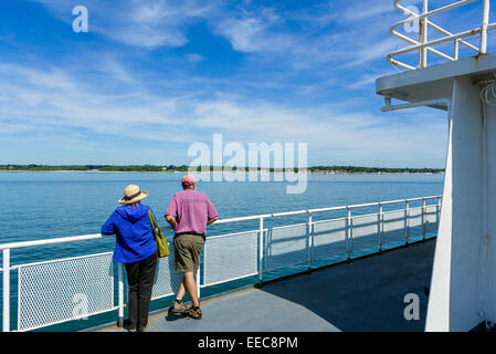 Paar auf dem Deck der Cross Sound Ferry nähert sich London, CT, Nordosten der USA Stockfoto