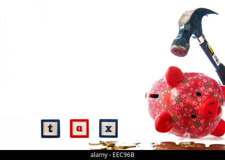 Offenen Sparschwein Steuern Rechnung Hammer smash Geldmarktfonds Barzahlung zu brechen Zahlung zurückzahlen ausgeschnittene Kopie Raum weißen Hintergrund Stockfoto