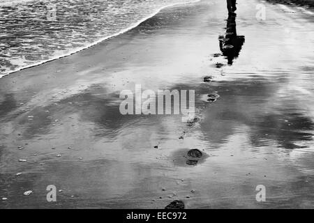 Spuren im Sand am Meer bei Ebbe. UK. Schwarz und Weiß Stockfoto