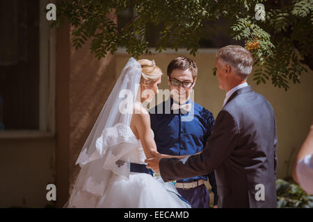 Braut und Bräutigam bei der Hochzeit am Strand Vater Stockfoto