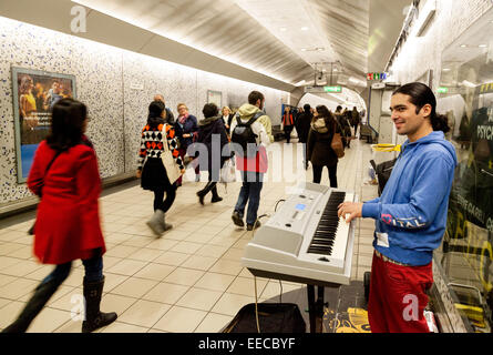 Ein Straßenmusiker spielen eine Tastatur in der Londoner U-Bahn u-Bahn London England UK Stockfoto