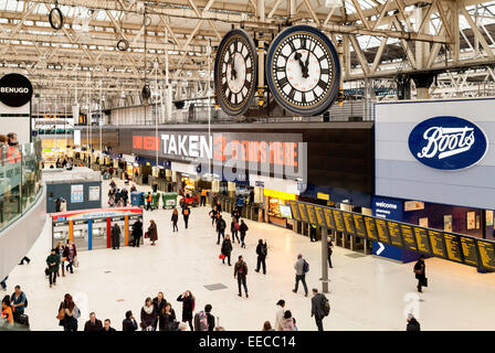 Passagiere auf der Waterloo Bahnhof Bahnhofshalle unter der Uhr, London, England UK Stockfoto