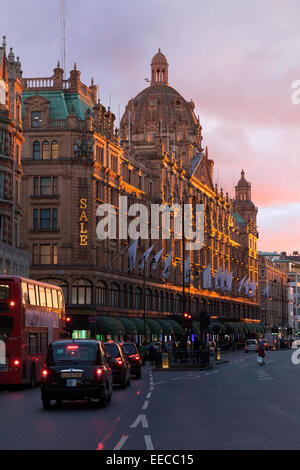 London Sonnenuntergang; Sun Einstellung auf das Kaufhaus Harrods, Knightsbridge London UK Stockfoto