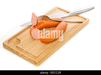 Niederländische geräucherte Wurst auf einem Holzbrett mit Küchenmesser und Gabel vor weißem Hintergrund Stockfoto