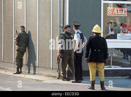 BELFAST, NORDIRLAND - AUGUST 1972. Britische Armee Soldaten, RUC, Royal Ulster Constabulary und Belfast City Feuerwehrmann während der Unruhen, Nordirland. Stockfoto