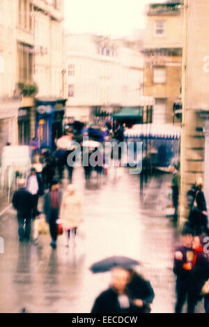 Belebten Einkaufsstraße in Bath, Großbritannien an einem verregneten Samstag Nachmittag Stockfoto