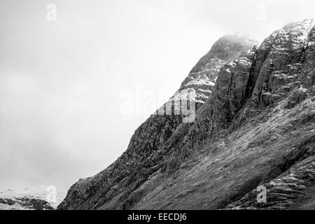 Schnee Schecken Langdale Pikes im englischen Lake District, Cumbria Stockfoto