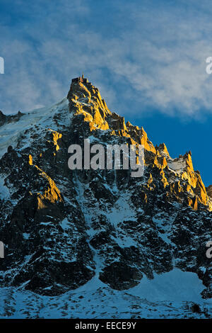 Aiguille du Midi in der Abendsonne im Winter, Mont-Blanc-Massiv, Chamonix, Haute-Savoie, Frankreich Stockfoto