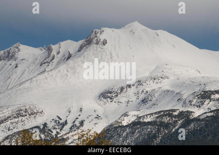 Blauer Himmel, schneebedeckten & Licht Wolke bedeckt Mount Shasta Siskiyou County Kalifornien USA Stockfoto