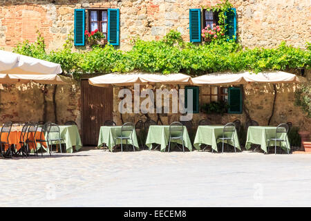 Ein Restaurant in Monteriggioni mit Tischen draußen, aber ohne irgendwelche Gäste Stockfoto