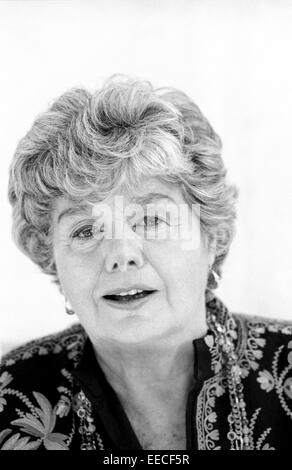 Los Angeles, Ca - 1. März: der Oscar-prämierte Schauspielerin Shelley Winters an ihrem Haus in Los Angeles, Kalifornien, die am 1. März 1996. Stockfoto