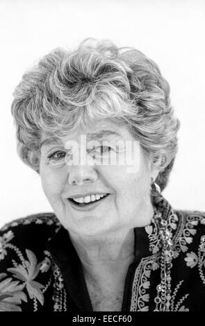 Los Angeles, Ca - 1. März: der Oscar-prämierte Schauspielerin Shelley Winters an ihrem Haus in Los Angeles, Kalifornien, die am 1. März 1996. Stockfoto