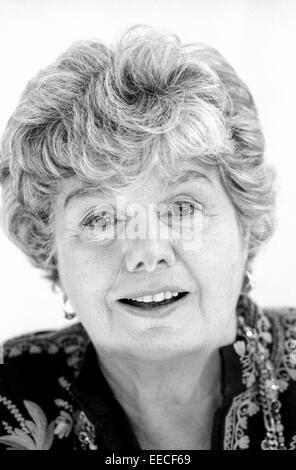 Los Angeles, Ca - 1. März: der Oscar-prämierte Schauspielerin Shelley Winters an ihrem Haus in Los Angeles, Kalifornien, die am 1. März 1996. Stockfoto