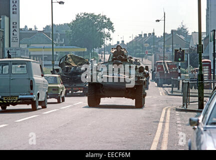 BELFAST, NORDIRLAND - AUGUST 1973. Britische Armee Sarazenen Mannschaftswagen auf Patrouille während der Unruhen, Nordirland. Stockfoto