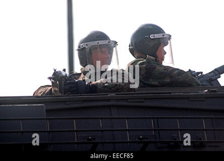 BELFAST, NORDIRLAND - AUGUST 1973. Britische Armeesoldaten auf Suche von einem sarazenischen Mannschaftswagen während der Unruhen, Nordirland. Stockfoto