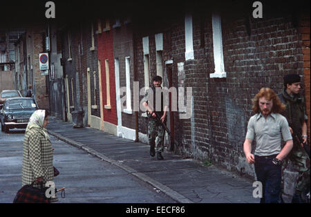 BELFAST, NORDIRLAND - MAI 1973. Britische Armeesoldaten patrouillieren in Straßen von nationalistischen West Belfast während der Unruhen, Nordirland. Stockfoto