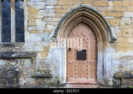 Neue Tür an die Cotswold Kirche von St Eadburgha es im Frühling, zwischen Snowshill und Broadway, Worcestershire, England, UK Stockfoto