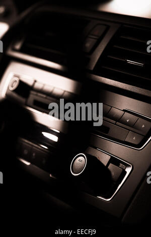 Detail mit der Schaltfläche "Klimaanlage", in einem Auto. Stockfoto