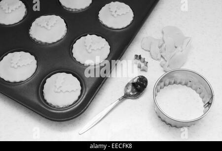 Verarbeitung von rohem Hackfleisch Kuchen in Konserve Brötchen, Gebäck Reste, Teelöffel und Fräser - Monochrom Stockfoto