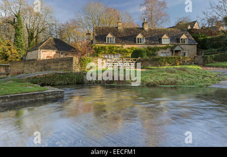 Das Cotswold Dorf des oberen Schlachten auf dem Fluss Auge am Abend Licht, Gloucestershire, England, UK Stockfoto