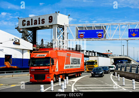 Lkw und Pkw Aussteigen aus einem ÄRMELKANAL an der Cross-channel-Terminal 9 Der Hafen von Calais, Frankreich Stockfoto