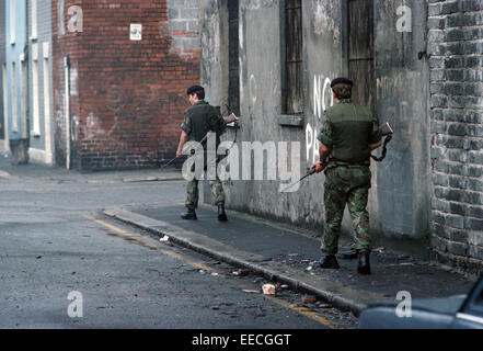 BELFAST, NORDIRLAND - MAI 1973. Britische Armeesoldaten patrouillieren in Straßen von nationalistischen West Belfast während der Unruhen, Nordirland. Stockfoto