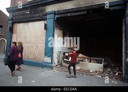 BELFAST, NORDIRLAND - MAI 1972. Feuer-Bombe beschädigt Shop von der Irish Republican Army während der Unruhen, Nordirland. Stockfoto