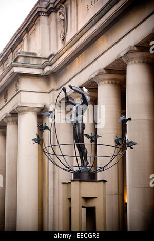 Skulptur, Denkmal, Multikulturalismus, sitzt außerhalb der Union Station. Toronto, Kanada. Stockfoto