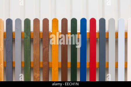 Bunten Zaun mit Holzlatten in verschiedenen Farben. Stockfoto