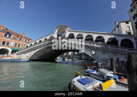 Die Rialto-Brücke (Italienisch: Ponte di Rialto) ist eines der vier Brücken über den Canal Grande in Venedig, Italien. Es ist das alte Stockfoto