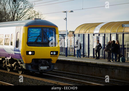 Levenshulme Bahnhof in South Manchester Serco Northern Rail Regionalbahn hält am Levenshulme auf dem Weg von Crewe Stockfoto