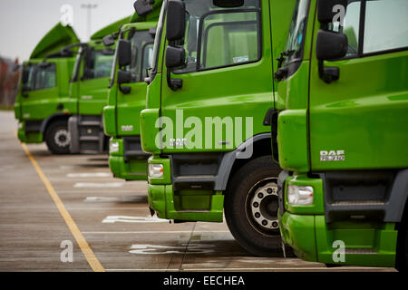 Waitrose Leyland Distributionszentrum in Lancashire UK grün Waitrose DAF Trucks auf dem Betriebshof Stockfoto