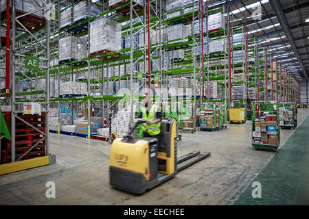 Innenraum der Großen Waitrose Leyland distribution center, Warehouse in Lancashire, Großbritannien Stockfoto