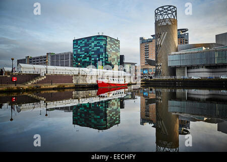Lowry Outlet in der Media City in Salford Quays, Manchester Kreuzfahrten Boot ankern in das Becken. Stockfoto