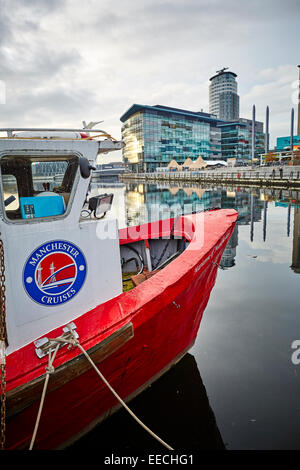 Lowry Outlet in der Media City in Salford Quays, Manchester Kreuzfahrten Boot ankern in das Becken. Stockfoto