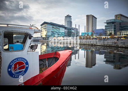 Lowry Outlet in der Media City in Salford Quays, Manchester Kreuzfahrten Boot ankern in das Becken. Stockfoto