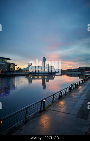 Lowry Outlet Medienstadt in Salford Quays, Imperial War Museum North durch Architekt: Daniel Libeskind Stockfoto