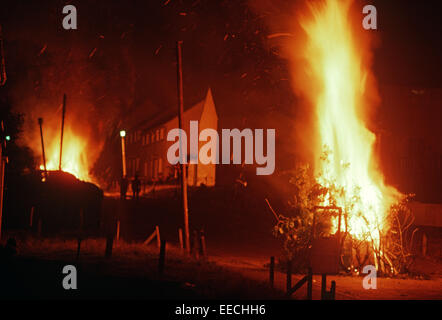 BELFAST, NORDIRLAND - AUGUST 1972. Freudenfeuer angezündet zum Jubiläum der Internierung in Ballymurphy, einem republikanischen Bereich West Belfast während der Unruhen, Nordirland. Stockfoto