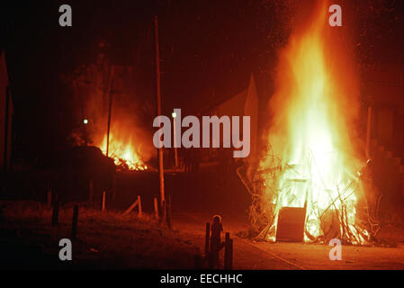 BELFAST, NORDIRLAND - AUGUST 1972. Freudenfeuer angezündet zum Jubiläum der Internierung in Ballymurphy, einem republikanischen Bereich West Belfast während der Unruhen, Nordirland. Stockfoto