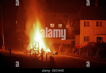 BELFAST, NORDIRLAND - AUGUST 1972. Freudenfeuer angezündet zum Jubiläum der Internierung in Ballymurphy, einem republikanischen Bereich West Belfast während der Unruhen, Nordirland. Stockfoto