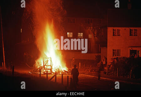 BELFAST, NORDIRLAND - AUGUST 1972. Freudenfeuer angezündet zum Jubiläum der Internierung in Ballymurphy, einem republikanischen Bereich West Belfast während der Unruhen, Nordirland. Stockfoto