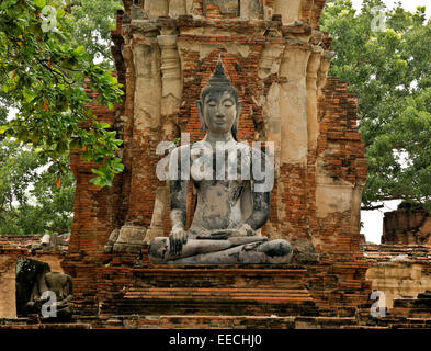 THAILAND - teilweise restauriert, antike Buddha am Wat Phra Mahathat in Ayutthaya Historical Park, ehemalige Hauptstadt. Stockfoto