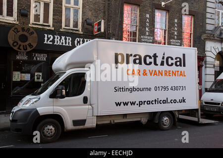 Umzüge van außerhalb 12 Bar Club und Hank es Guitar Shop auf Denmark Street. Ausverkauf in den Enterprise Studios. Stockfoto