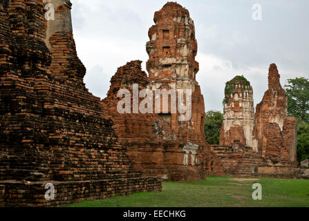 TH00288-00... THAILAND - alten Backstein-Mauern, Türme und Fundamente im Wat Phra Mahathat Ayutthaya Historical Park. Stockfoto