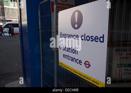 Eingang geschlossen während der Bauarbeiten am u-Bahnhof Tottenham Court Road. Crossrail-Projekts Stockfoto